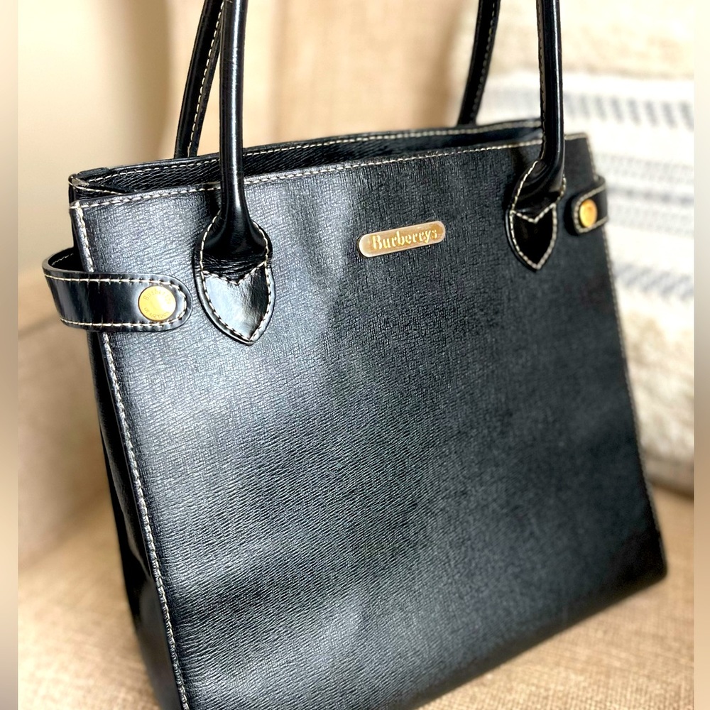 Burberrys w/COA black calf leather handbag with novacheck lining